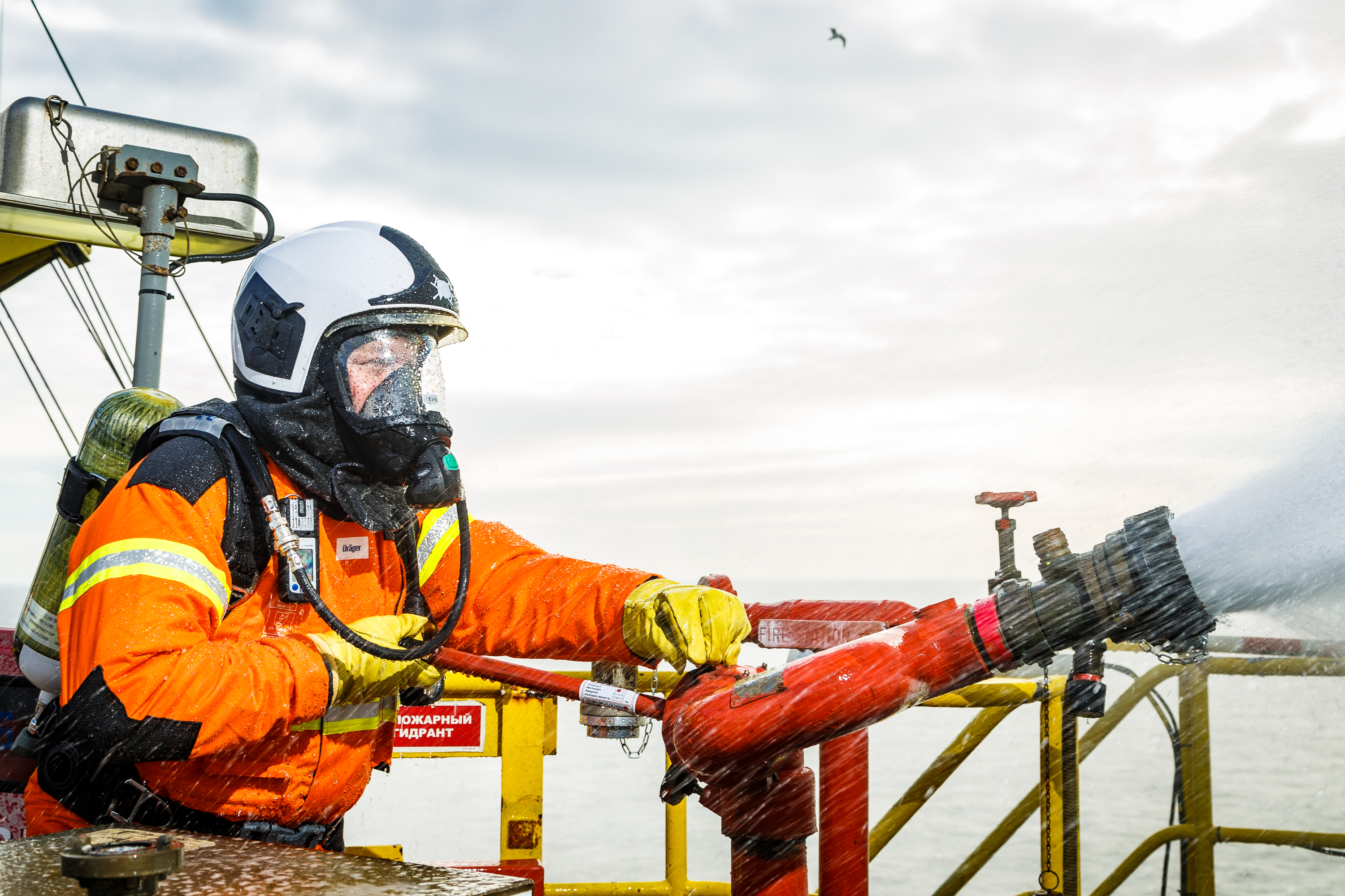 Brandweer blust een brand op een helideck