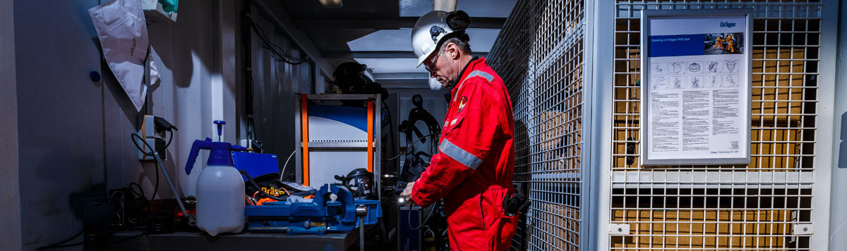 Service technicus aan het werk in de mobiele werkplaats