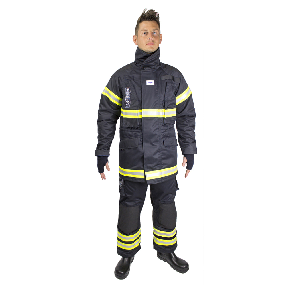 SG03706 Dräger Aramid brandweerpak Dräger presenteert haar kledinglijn die gedragen kan worden tegen brandbestrijding. De kleding is volgens de hoogste normen ontwikkeld en speciaal geschikt voor de brandweerman. Dit pak is het resultaat van een grondige studie van de belangrijkste technische kenmerken en bruikbaarheid. Het pak is verbeterd op acht belangrijke functies ten opzichte van andere brandweerpakken.